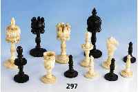 32 Schachfiguren, Indien um 1900, Bein 1 x geschwÄrzt, 1 x naturfarben, geschnitzt, Gebr.-Spuren