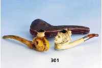 Konvolut 2 Meerschaumpfeifen, deutsch um 1880/90, 1 x Frauenkopf, MundstÜck Bern- stein, Orig.-Etui, 1 x Klaue (fÜr den engl. Markt), ...