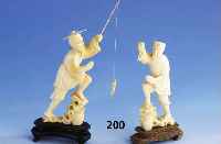 2 Elfenbeinfiguren, China 60er Jahre, 2 Angler, (1 x Angel fehlt), vollplastische Schnitzerei, 1 x Hut geklebt, jew. auf Sockel, Figurenh. ca. 14 ...