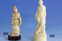 Elfenbeinfigur Kulturbringerin, China um 1920/30, vollplastische Schnitzerei, auf Sockel, H ca. 13 cm