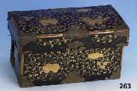 Schrein fÜr Teezeremonie, Holz und Lack, Japan um 1870/90, Goldmalerei, BeschlÄge Metall graviert, Reste alter Vergoldung, innen mit ...