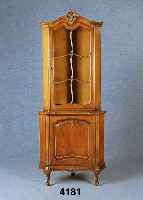 Eckvitrine, deutsch, um 1970, Warrings, Hei- delberg, Nußbaum massiv, Nußbaumfurnier gespiegelt, Verzierung Bildhauerarbeit, z.T. aus dem ...