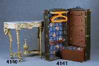 Übersee-/Reisekoffer, deutsch, um 1910, aus- geschlagen mit buntem KirschblÜtenstoff, japa- nisierend, 5 Schubladen, original BÜgelhalter mit ...