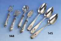 4-teiliges Petits-Fours-Vorlegebesteck, Frankreich um 1900, Griffe Silber, Gebr.-Teile Metall versilbert mit reicher Durchbrucharbeit, in orig. ...