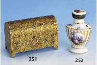ParfÜmflakon, KPM Berlin, um 1800-1820, mit extrem feiner Watteaumalerei beids., Verschluß Silber gepr. mit Pferdedarst. und Insekten- und ...