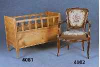Biedermeierbett, sÜddeutsch, um 1820/30, Buche, Kiefer und Zierbelkiefer, Boden sekun- dÄr, leicht restauriert, fÜr Puppenausstellung und ...