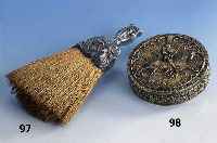 Tischbesen, Frankreich um 1900, reiner Jugendstil, Metall versilbert, beids. zeit- typ. Dekor mit MÄdchenkopf mit wallendem Haar in ...