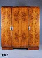 Art-Deco-Schrank, Frankreich, um 1935, Kor- pus Weichholz, kaukasisch Nußbaumfurnier, ge- spiegelt, lebhaftes Bild, Mittelteil leicht vorstehend, ...