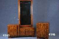 Art-Deco-Frisiertisch, Frankreich, um 1935, Korpus Weichholz, kaukasisch Nußbaumfurnier, 4 -fach gespiegelt, Spiegelglas facettiert, Sims 3-fach ...