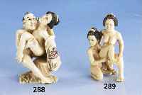 Objekt, Erotika, aus Mammutelfenbein, China nach 1900, schwarz staffiert, vollplast. Dar- stellung 2er Chinesinnen, H ca. 5.3 cm, sign.,