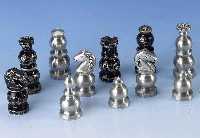 32 Schachfiguren, Aluminium, 1 Partie schwarz eingefÄrbt, z.T. stark berieben