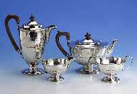 4-teil. Kaffee- und Teeservice, England, Birmingham 1968, 925er Silber, Bes.-Monogr., victorianischer Stil, z.T. Treibarbeit, Meistermarke W. & ...
