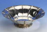 Anbietschale, Amerika, 925er Silber, 20er Jahre, Standring, Rand vielfach ge- kniffen, H ca. 8.5 cm, D ca. 28.5 cm, ca. 845 g