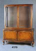 Vitrinenschrank, deutsch, 1928/30, Korpus Weichholz und Nußbaum massiv, Nußbaumfurnier, Wurzelnußfurnier, sog. Chippendalestil, aufge- setzte ...