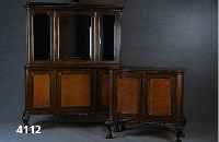 Vitrinenaufsatzschrank und Kredenz, deutsch, um 1930, Barockstil, nach englischem Vorbild , Nußbaum massiv, Nußbaumfurnier, z.T. aus dem Vollholz ...