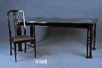 Tisch mit 6 StÜhlen, im Stil von McIntosh, um 1900, Schwarzlack gefaßt, Platte z.T. ver- spiegelt, nimmt ArtDeco-Stil vorweg, Herstel- lung in ...