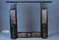 Kaminumrandung, deutsch, um 1870/80, schwarzer Marmor, bzw. eingelassener franzÖsi- scher Marmor, aufgesetzte HalbsÄulen und Aba- kus, sehr ...