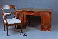 Schreibtisch mit Stuhlsessel, DÄnemark, um 1910, Weichholz/Hartholz, Mahagonifurnier, Schnitzereien aus dem Vollholz, orignal Beschl Äge, Platte ...