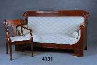 Couch und 2 Stuhlsessel, DÄnemark, um 1910, Weichholz/Hartholz, Pyramidenmahagonifurnier gespiegelt, sparsame Palmetten- bzw. Blumen- ...