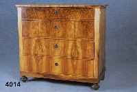 Kommode, deutsch/Pfalz, um 1890/1900, GrÜn- derzeit, Korpus Weichholz, Nußbaumwurzelfur- nier, dynamisch verlaufend, Ecken Nußbaum mas- siv, ...