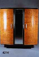 ArtDeco-Schrank, Frankreich, um 1920, gold- farbenes Wurzelfurnier, z.T. schwarz abgesetzt , 3-tÜrig, abschließbar, mittlere TÜr verchro- mt mit ...