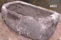 Wassertrog, deutsch, um 1900, Sandstein mas- siv, aus einem Block gehauen, auch als Brunnen verwendbar, aufwendige Arbeit, vielfach ver- wendbar, ...