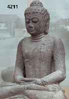Budda, in meditierender Haltung, nach dem Vorbild des 12./13. Jahrhunderts, aus Stein gehauen, antikisierende Patina, wetterfest, schÖne massive ...