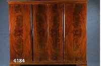 Schlafzimmer, deutsch, um 1926/28, bestehend aus Doppelbett, 2 NachtschrÄnkchen, Frisier- schrank und Kleiderschrank, Korpus z.T. Weich- holz und ...