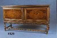 Vielzweckschrank, deutsch, um 1925/30, Korpus Weichholz, Nußbaum massiv, Wurzelnuß- furnier, Mahagoni Bandintarsien, Front intar- siert, ...