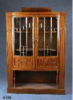 Jugendstilvitrine, wohl Dresden, um 1900, Korpus Mahagoni und Buche massiv, Mahagonifur- nier, Oberteil leicht gewÖlbt, freistehende SÄulen, ...