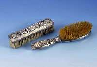 2 BÜrsten, Hanau um 1900, Schleissner, Rokokostil, Bes.-Monogr. mit Adelswappen, Gebr-Spuren