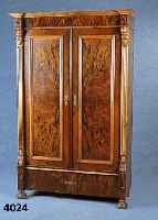 Kleiderschrank, deutsch, um 1880/90, GrÜn- derzeit, Korpus Weichholz, Nußbaum, Wurzelnuß- furnier gespiegelt, Lisenen 3-fach gerieft, ...
