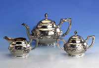 3-teil. Teeservice, Japan um 1900, fÜr den europ. Markt gemacht, 860er Silber, umlaufender Drachendekor, GlÜckssymbolik, reine Treibarbeit, ...
