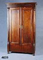 Kleiderschrank, deutsch, 1870/80, GrÜnder- zeit, Korpus Weichholz, Nußbaum, Nußbauwurzel- furnier, partiell restauriert, Lisenen 3-fach gerieft, ...