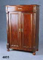 Vertiko, deutsch, um 1900/05, Korpus Weich- holz, Nußbaumfurnier, aufgesetzte Lisenen, 6-fach gerieft, sparsame JugendstilanklÄnge, aufgesetzte ...