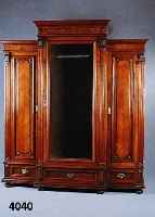WÄsche- bzw. Vielzweckschrank, deutsch, um 1880/90, Nußbaum, Wurzelnußfurnier, 3-teilig mit Schubladen, Mittelteil verglast und vor- stehend, ...