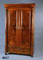 Kleider- bzw. WÄscheschrank, deutsch, um 1880/ 90, Korpus Weichholz, Nußbaum, Wurzelnuß- furnier gespiegelt, gedrechselte VollsÄulen mit ...