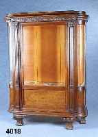 Geschirrvitrine, deutsch, um 1925/30, Korpus Weichholz/Hartholz, Rahmen Eiche massiv, Nußbaumfurnier, Inlets kaukasisch Wurzelnuß gespiegelt, ...