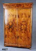Biedermeierschrank, Pfalz, um 1830/40, Korpus Weichholz, Nußbau, Wurzelnuß doppelt gespiegelt, sehr schÖner Fluß, Perlleistenver- zierung, ...