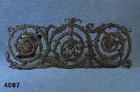 Gußapplike, deutsch, um 1880/90, Gußeisen, 4-fach verschlungene Rocaillen, abstrakt floral, in sich gebunden, Reste alter Colorie- rung, ...