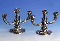 Kerzenleuchterpaar, deutsch 30er/40er Jahre, 835er Silber, gefÜllt, Fuß mit Metall platte, H ca. 20 cm, L ca. 27 cm, je 3 Brenn- stellen, total ...