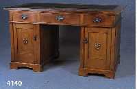 Schreibtisch, deutsch, um 1900/10, Korpus Weichholz, Eiche massiv, Eichefurnier, teil- restauriert, original BeschlÄge und SchlÖsser, ...
