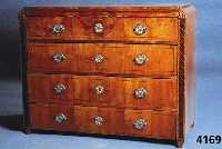 Kommode, wohl Donaumonarchie, um 1840/50, Esche massiv, Eschewurzelfurnier, Nußbaum, 4-schÜbig, Platte abgerundet, Schubladen mit ...