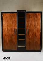 ArtDecoSchrank, Frankreich, um 1920, WÄnge gespiegelt furniert, z.T. schwarz abgesetzt, mittig Vitrinenteil mit verchromter GlastÜr, 5 ...