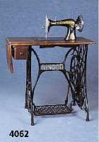 Singer NÄhmaschine, deutsch/USA, um 1910, Platte und Abdeckung Weichholz, Eichefurnier z.T. gespiegelt, Gestell Gußeisen, im typi- schen Stil ...