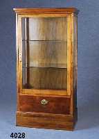 Jugendstilvitrine, deutsch, um 1910/15, Korpus z.T. Weichholz, Nußbaum massiv, Nuß- baumfurnier, Glaseinlageplatten, original BeschlÄge, ...