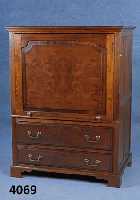 Fernsehschrank, England, um 1940, Eiche massiv, Front kaukasisch Nußbaum, feingeglie- dert, gespiegelt, original BeschlÄge, auf- schlagbare ...