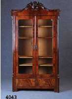 WÄsche-/Vitrinenschrank, mitteldeutsch, um 1835/40, Korpus Weichholz, Pyramidenmaha- gonifurnier, durchlaufend gespiegelt, original Glas, ...