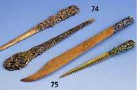 Konvolut 2 BriefÖffner, 1 x deutsch, um 1900, Metall vergoldet, Griff in Form von Mistelzweigen mit BlÜten, grÜn und weiß emaill., schÖne ...