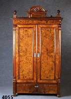 GrÜnderzeitschrank, mitteldeutsch, um 1890/ 1900, Korpus Weichholz, Mahagoniwurzelfur- nier, doppelt gespiegelt, Ecken und Leisten gerieft bzw. ...